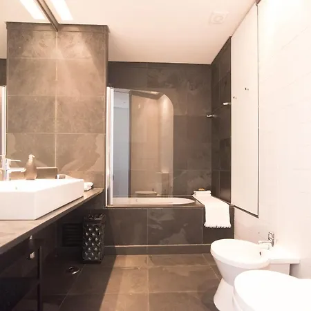 Charming, Sun-drenched In Estrela Apartment Lisbon